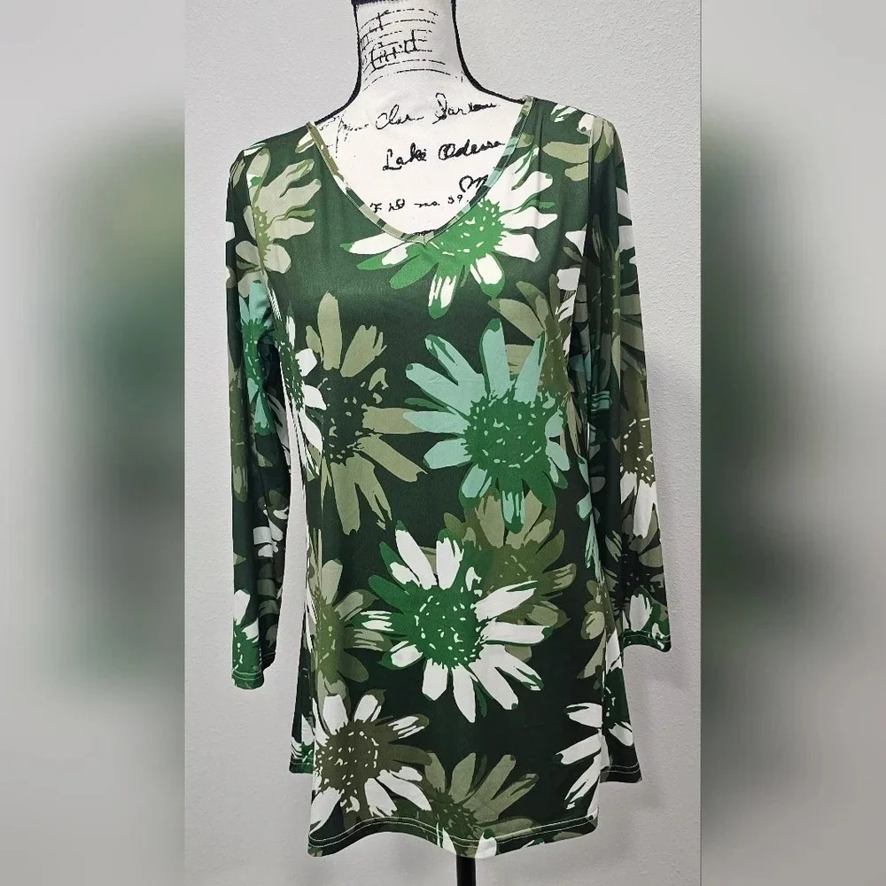 Bon Apple Tea Women's V Neck Long Sleeve Green Daisy Floral Blouse SZ Medium NWT